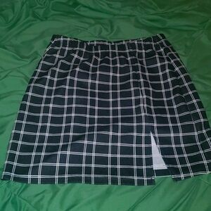 XS Black checker patterned skirt with slit